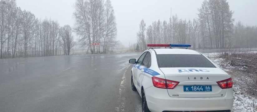 Туда лучше не ехать: дороги Свердловской области завалило снегом
