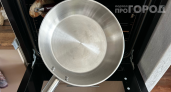 Кладу на сковороду бумажные полотенца — и забываю про скребки: нагар сам отваливается кусками