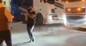 В Екатеринбурге иностранцы припарковали тягачи на тротуаре и устроили танцы