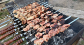Уксус и кефир ушли в прошлое: мариную шашлык теперь только с этим фруктом — мясо становится нежнее