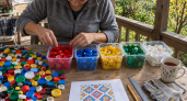 Крышки от пластиковых бутылок больше не выбрасываю: делаю из них вечные дорожки и яркий декор на даче