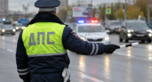 В Екатеринбурге Lexus снес дерево и заблокировал три трамвайных маршрута
